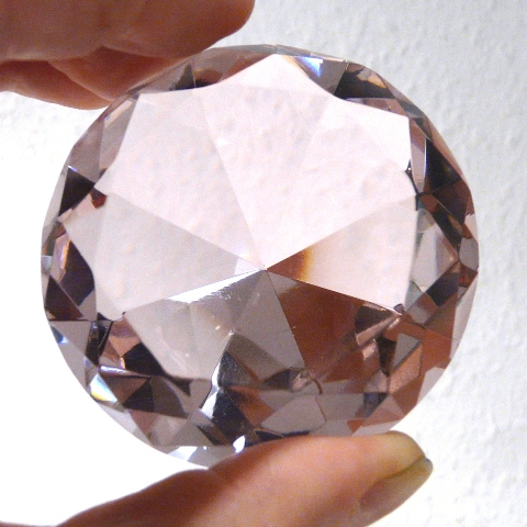 6 cm großer toller Deko-Glas-Diamant in zartem rosa mit 70 Facetten